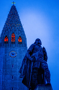 Reykjavik, Iceland, Europe: view of Hallgrimskirkja (Hallgrimur church) and the statue of the explorer Leif Eriksson by Alexander Stirling Calder 
