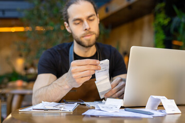 Obraz premium Close up of cafe manager holding receipt