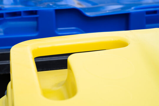Abfallbeh&auml;lter, Farbkontrast, gelb und blau