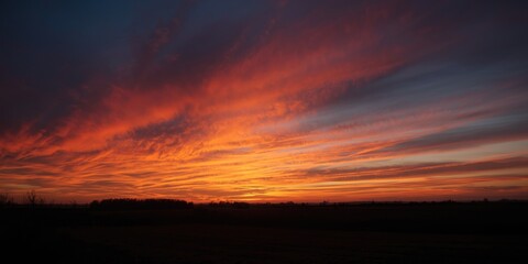Fototapeta premium Vibrant Sunset Sky with Dramatic Clouds over Horizon at Dusk