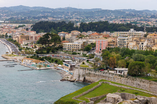 Blick von der alten Festung in Kerkyra auf Korfu in Griechenland