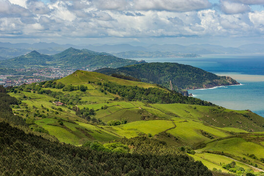 K&uuml;stenstra&szlig;e mit Blick auf den Atlantik am Berg Jaizkibel, Baskenland, Spanien