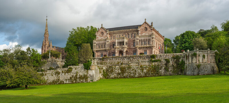 Palast de Sobrellano und die Kapelle Pantheon in Comillas, Kantabrien, Spanien
