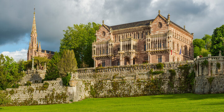 Palast de Sobrellano und die Kapelle Pantheon in Comillas, Kantabrien, Spanien