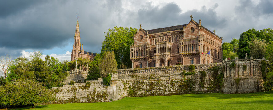 Palast de Sobrellano und die Kapelle Pantheon in Comillas, Kantabrien, Spanien