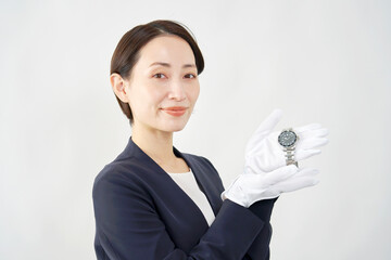 Naklejka premium 腕時計を持つ女性鑑定士 白背景