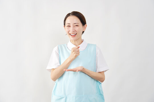 介護士女性　ひらめく　白背景