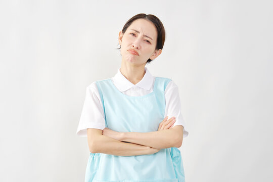 怒る介護士女性　白背景　カメラ目線