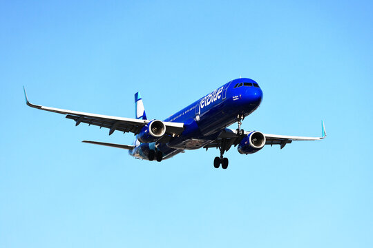 Los Angeles, California &ndash; July 22, 2026: JetBlue Airways Airbus A321-231, aircraft registration N981JT, in flight during approach to Los Angeles International Airport (LAX)