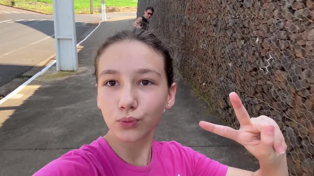 pai e filha andando de skate 