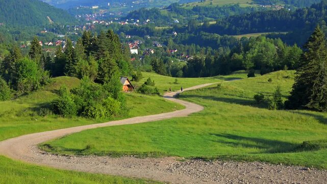 Pieniny, polskie g&oacute;ry, droga g&oacute;rska, lato, wakacje 