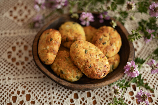 Photo of PP pies made with boiled eggs and green onions.