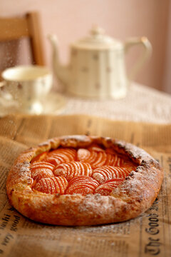 A photo of an apricot pie.