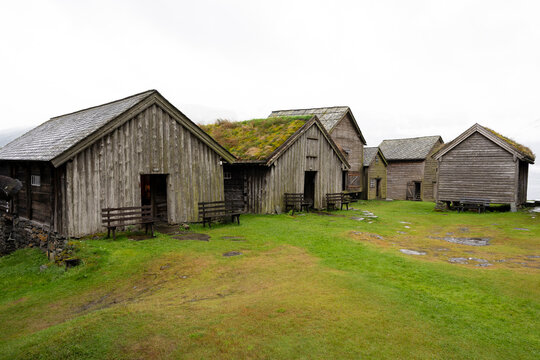 Historische, grasbewachsene Bauernh&auml;user in Norwegen