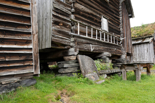 Ein norwegisches , h&ouml;lzernes Bauernhaus auf Steins&auml;ulen, welche F&auml;ulnis des Holzes verhindern