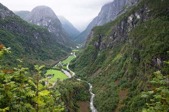 Blick  vom historischem Hotel Stalheim in das enge Tal von Stalheim Richtung Oppenheim See, Norwegen