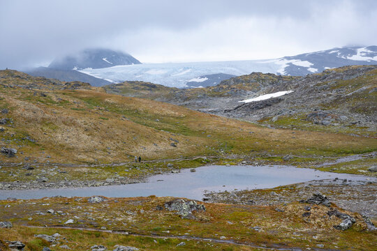 Wanderparadies - Berglandschaft mit See und Gletscher im Jotunheimen Nationalpark