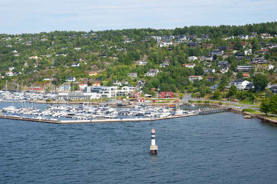 Hafenort an der engsten Stelle des Oslo-Fjords von der F&auml;hre Kiel - Oslo aus gesehen