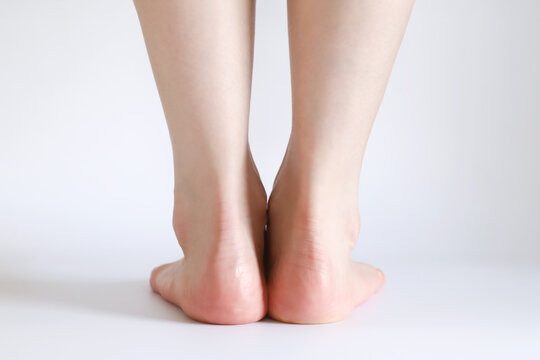 かかとを揃えて立つ女性の足元