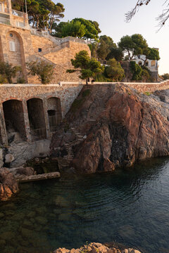 Escaleras de piedra talladas en la roca que bajan hacia el mar en el Cam&iacute; de Ronda entre S'Agar&oacute; y Sa Conca, Costa Brava