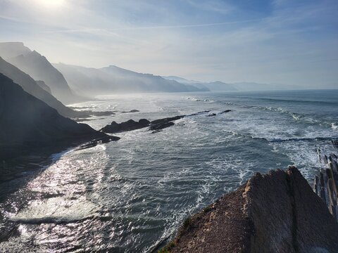 Flysch redress&eacute;es de Zumaia, commune du Guipuscoa, communaut&eacute; autonome du Pays basque, Espagne.