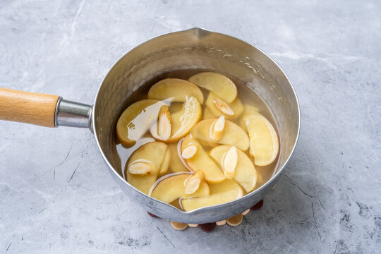 A pot of freshly cooked apple and astragalus soup