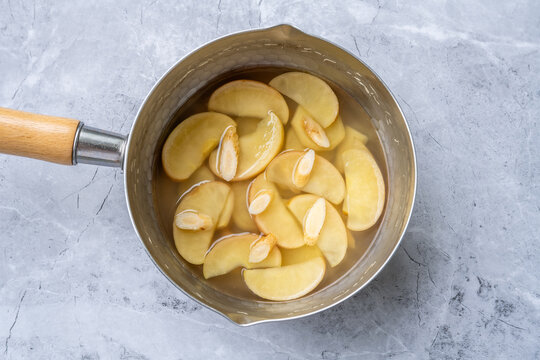 A pot of freshly cooked apple and astragalus soup