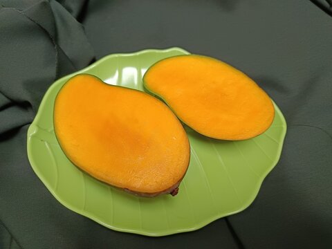 Daging buah mangga yang berwarna kuning merata masak pohon terlihat segar 
