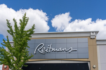 Fototapeta premium Toronto, ON, Canada - August 17, 2026: Reitmans clothing store sign on the building in Toronto, ON, Canada. Reitmans is a Canadian women's clothing specialty retailer. 