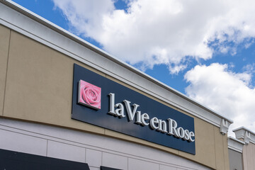 Fototapeta premium Toronto, ON, Canada - August 17, 2026: La Vie en Rose store sign on the building in Toronto, ON, Canada. La Vie en Rose is a Canadian specialty lingerie, sleepwear, and swimwear retailer. 
