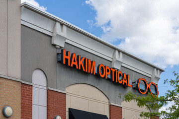 Fototapeta premiumToronto, ON, Canada - August 17, 2026: Hakim Optical store sign on the building in Toronto, ON, Canada. Hakim Optical Lab Ltd. is a Canadian optical chain. 