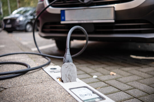 Ein E-Auto wird an einem Ladebordstein auf der K&Ouml; mit einem Kabel aufgeladen, D&uuml;sseldorf, Deutschland