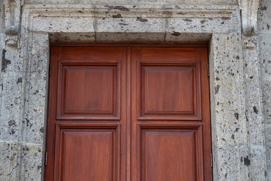 puerta, puerta de madera, puerta antigua, puerta colonial, puerta de entrada, arquitectura, arquitectura hist&oacute;rica, arquitectura colonial, edificio hist&oacute;rico, patrimonio arquitect&oacute;nico, fachada, piedr