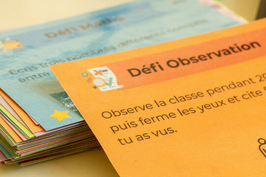 Cahiers et fiches d'activit&eacute;s scolaires color&eacute;s empil&eacute;s sur une table, illustrant la rentr&eacute;e scolaire, l'apprentissage et les activit&eacute;s &eacute;ducatives pour les enfants.