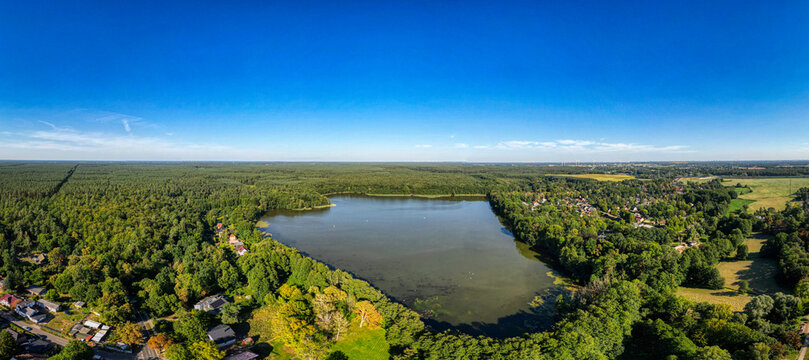 Summter See aus der Vogelperspektive &ndash; idyllische Seenlandschaft im gr&uuml;nen Berliner Umland, August 2026