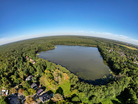Summter See aus der Vogelperspektive &ndash; idyllische Seenlandschaft im gr&uuml;nen Berliner Umland, August 2026