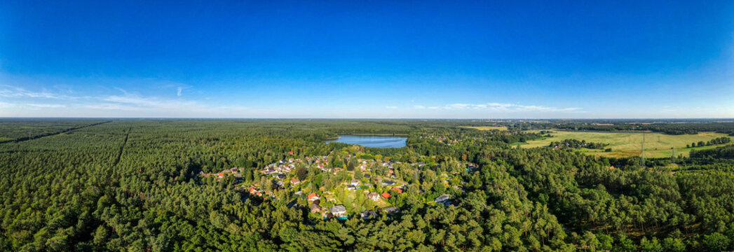 Summter See aus der Vogelperspektive &ndash; idyllische Seenlandschaft im gr&uuml;nen Berliner Umland, August 2026
