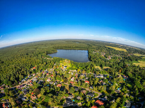 Summter See aus der Vogelperspektive &ndash; idyllische Seenlandschaft im gr&uuml;nen Berliner Umland, August 2026