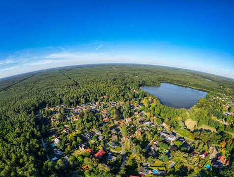 Summter See aus der Vogelperspektive &ndash; idyllische Seenlandschaft im gr&uuml;nen Berliner Umland, August 2026