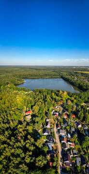 Summter See aus der Vogelperspektive &ndash; idyllische Seenlandschaft im gr&uuml;nen Berliner Umland, August 2026