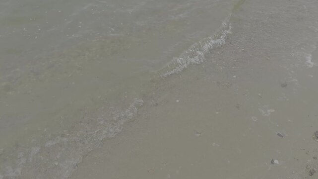 Filmische d&uuml;stere Meereswellen auf Sand &ndash; Gefilmt mit iPhone 15 Pro Apple Log 4K