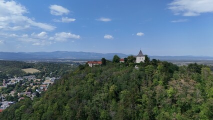 Fototapeta premium der Burgberg Pitten mit dem Schloss Pitten 