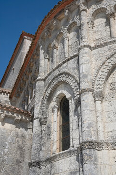 Arcatures romanes et fen&ecirc;tre sculpt&eacute;e, &eacute;glise Sainte-Radegonde, Talmont-sur-Gironde