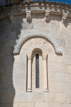 Modillons sculpt&eacute;s et fen&ecirc;tre romane, &eacute;glise Sainte-Radegonde, Talmont-sur-Gironde