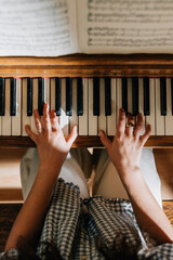 Adult woman playing the piano © Jenisse