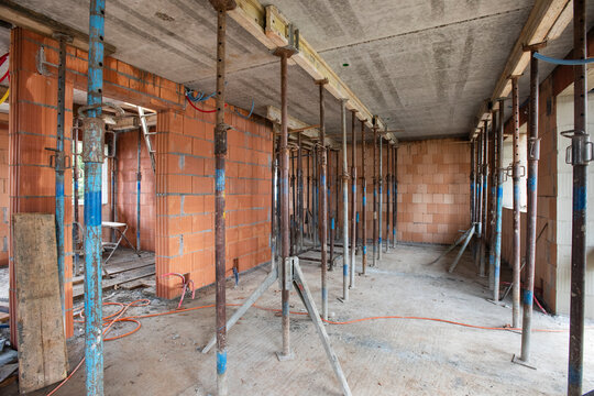  Im Neubau von einem Wohnhaus werden die Ziegelw&auml;nde gebaut und die Decken betoniert