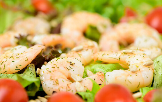 Frischer mediterraner italienischer Salat mit Garnelen