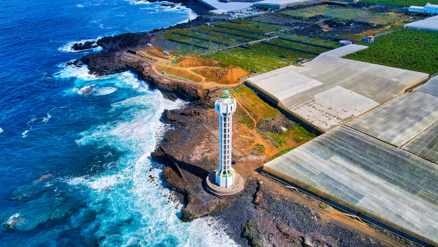 Foto a&eacute;rea con dron del faro de Las Hoyas en Tazacorte en La isla de La Palma.