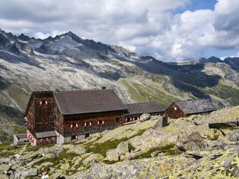 K&uuml;rsinger H&uuml;tte, behind Schlieferspitze, Venice Group, Hohe Tauern National Park, Province of Salzburg, Austria