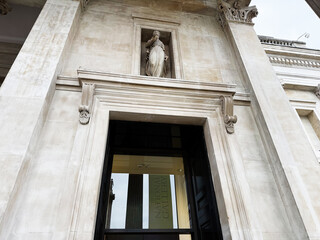 Fototapeta premium Entrance to the National Gallery in London, UK with classical stone facade and sculpture above doorway